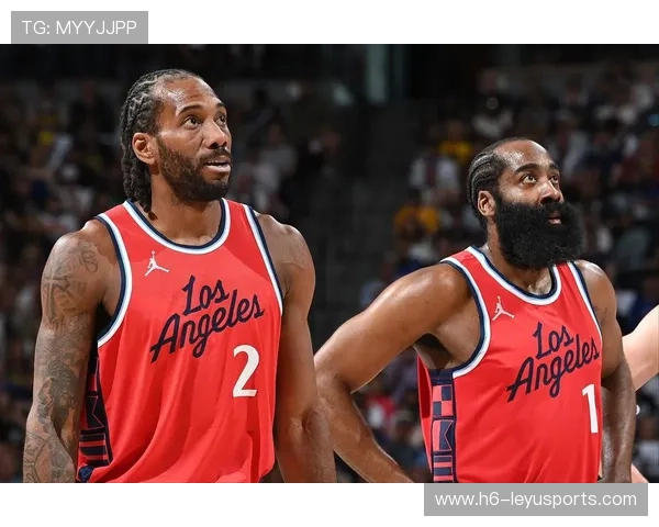 哈登被拍到与快船老板深夜谈话:交易?